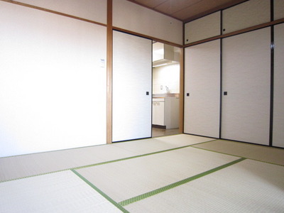 Living and room. Japanese-style room 6 quires There is storage space