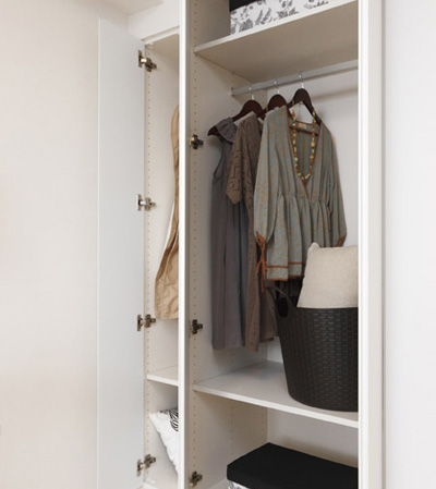 Receipt.  [System closet] In accordance with the usage and life style of the room, Adopt a system closet to be changed, such as the shelf height. High degree of freedom at the time of use is, Also it has excellent storage capacity.