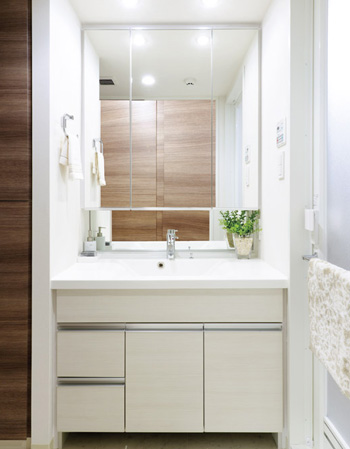 Bathing-wash room.  [Powder Room] The three-sided mirror with storage space, Consideration so as to function also as a dresser. It is a space filled with hotel-like atmosphere.