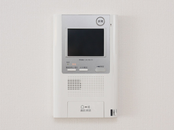 Security.  [Auto-lock system with monitor] The monitor of each dwelling unit, Check the visitor who is in the entrance hall. It is safe because it unlocked from the check with the video and audio. (Same specifications)