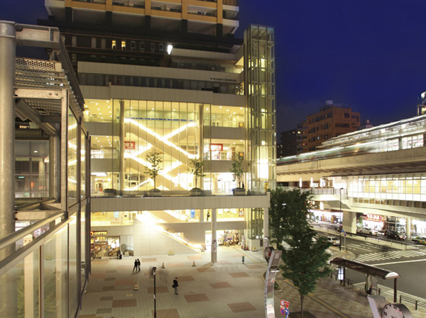 Surrounding environment. Dominated by a variety of commercial facilities of entering buildings, Beautifully is spacious and maintenance JR "Nippori" Station. It was reborn into a modern cityscape by redevelopment. The station premises there is also a "Ecute".