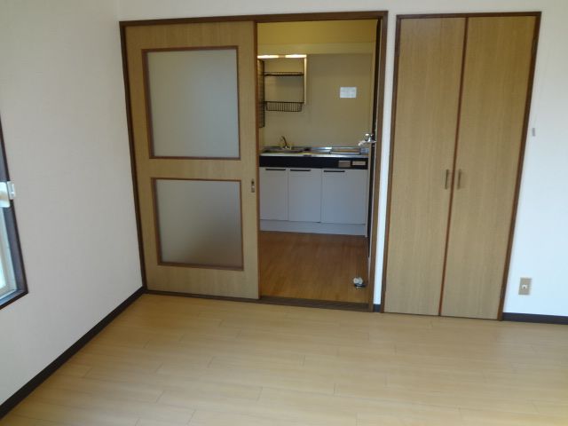 Living and room. Ventilation ・ Sunny corner room