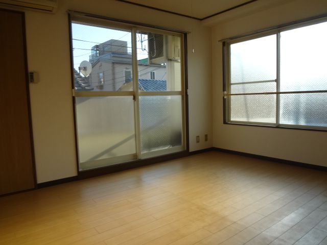 Living and room. Ventilation ・ Sunny corner room