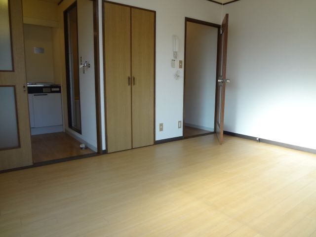 Living and room. Ventilation ・ Sunny corner room