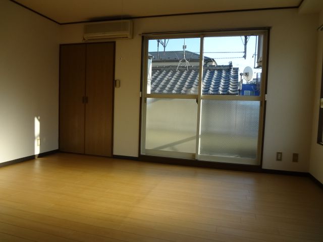 Living and room. Ventilation ・ Sunny corner room