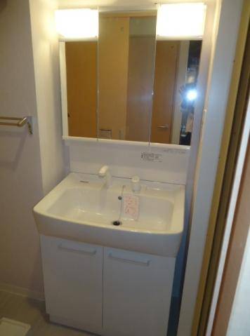 Washroom. Of the three-sided mirror independent wash basin