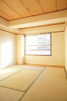 Living and room. Japanese-style room 6 Tatamijo, Facing south