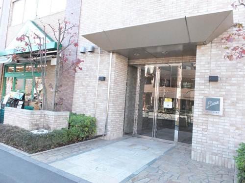 Entrance.  ■ There are Maruetsu in the apartment (first floor), It is convenient to shopping