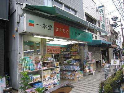 Dorakkusutoa. 449m up to one main hall Nippori store (drugstore)