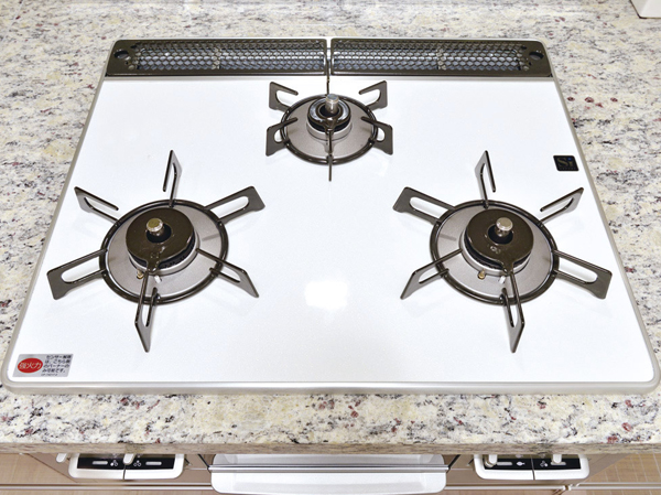 Kitchen.  [Pearl Crystal top stove] Efficient three-necked gas stove that can dishes. Beautifully to look, It is a specification that has been consideration to the ease of maintenance.