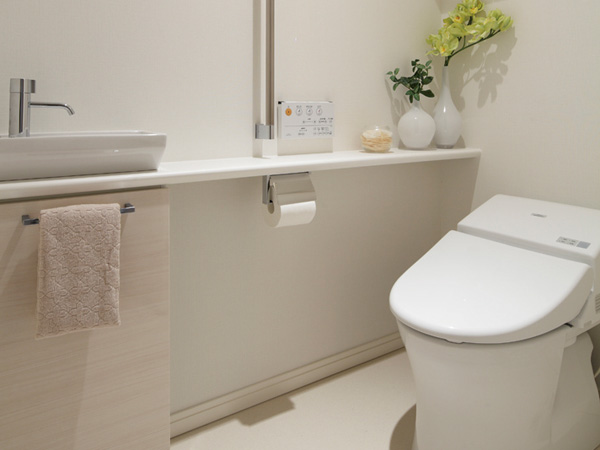 Bathing-wash room.  [Low silhouette integrated toilet] Water-saving, Bidet with a low silhouette integrated toilet excellent in energy saving. Create a space of room to the toilet, We have established a bottom with storage of hand washing counter.