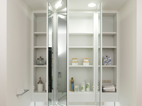 Bathing-wash room.  [Three-sided mirror back storage] Three-sided mirror, Easy-to-read large type. The mirror back we established a convenient shelf for storage, such as toiletries and cosmetics.