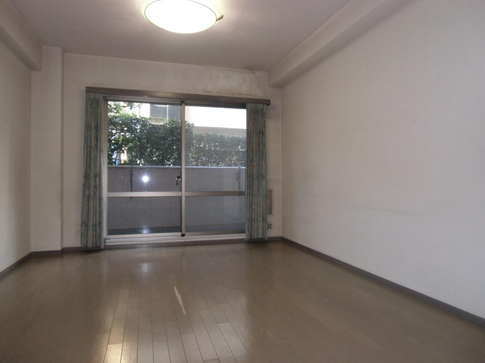 Living. Indoor (12 May 2013) Shooting. We are living with a breadth.