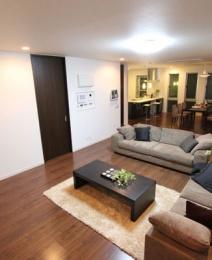 Same specifications photos (living). Example of construction. To LDK of large space, We subjected to a variety of ideas. Bright living by Haisasshi and three-sided lighting, Wife also can housework while handed an eye on the family of the face and children by face-to-face kitchen.