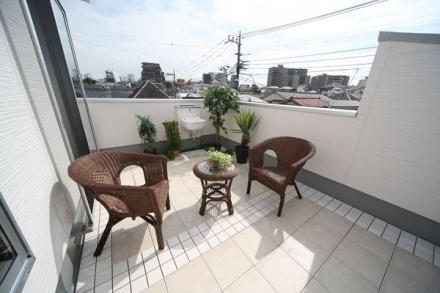 Balcony. Example of construction. Sky balcony, such as the spacious garden is a valuable space. To about 12 tatami loft, We have to ensure the ventilation and lighting provided with a window.