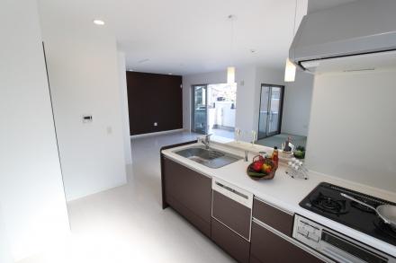 Same specifications photo (kitchen). Example of construction. Open kitchen Mimawaseru the entire living room dining, You momentum conversation with family. Goodness of the day that plugs from the balcony is also the charm of this kitchen.
