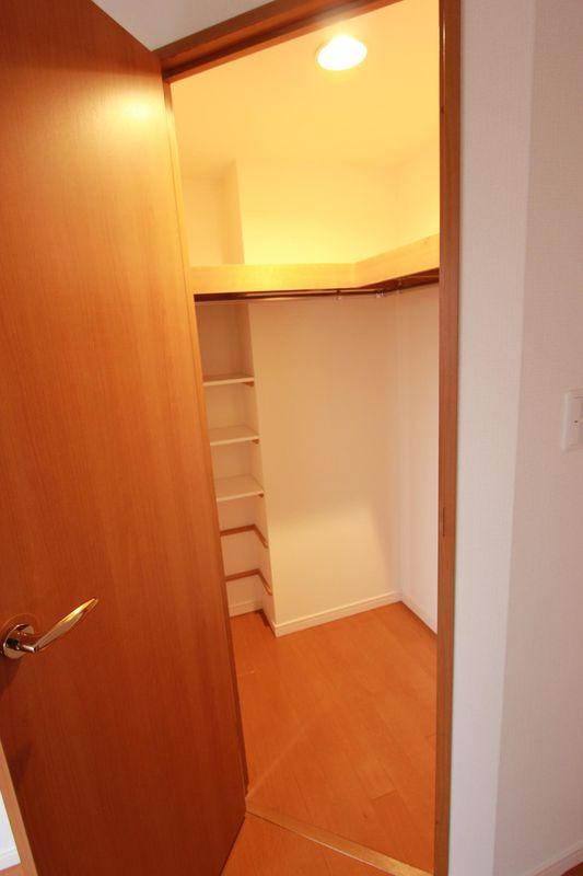 Receipt. Western-style walk-in closet