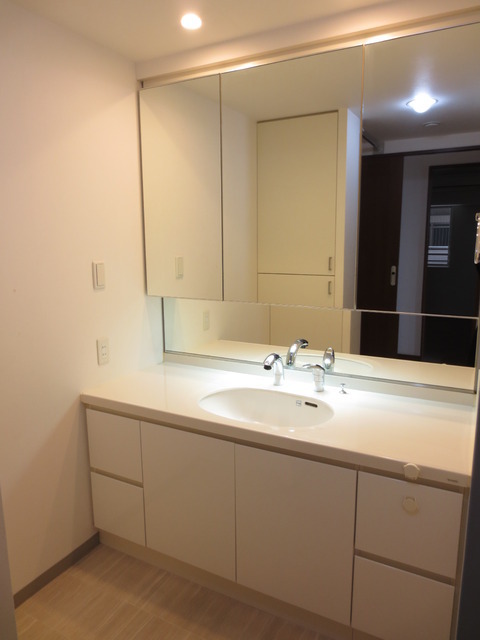 Washroom. Three-sided mirror with vanity