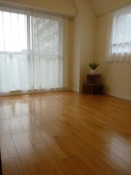 Non-living room. Space of the room facing the wide balcony
