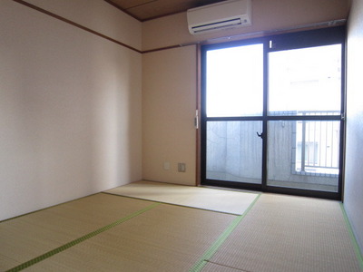 Living and room. Japanese-style room 6 quires Facing east