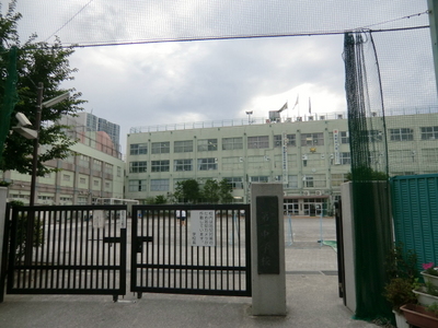 Junior high school. 500m to Arakawa one junior high school (junior high school)
