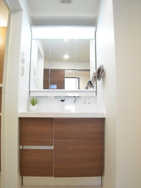 Wash basin, toilet. Fun dressing in a large three-sided mirror