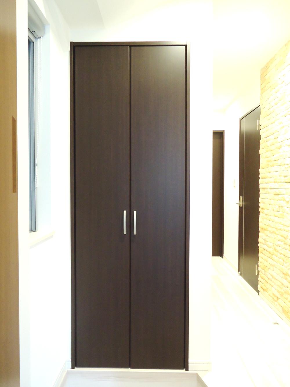 Receipt. Entrance storage.