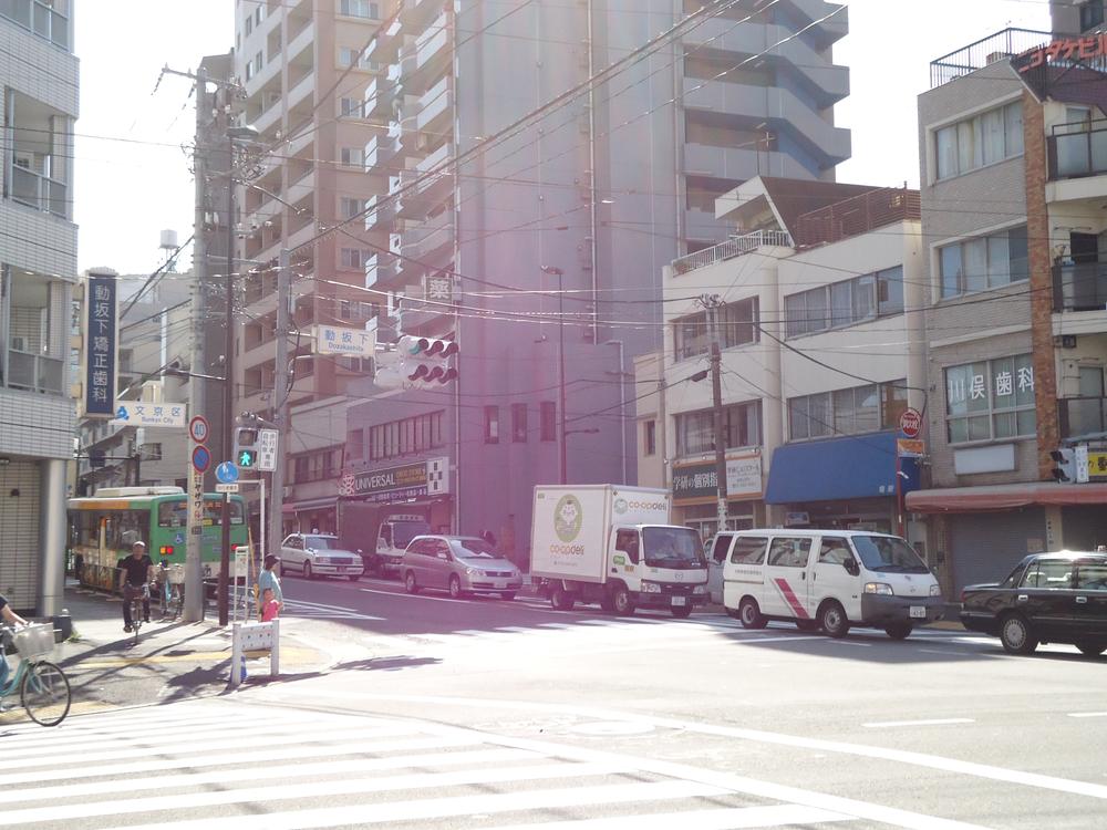 Streets around. 320m until Shinobazu Street dynamic Sakashita intersection