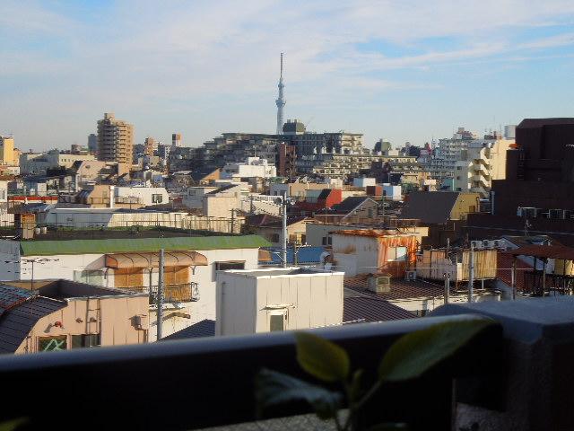 View photos from the dwelling unit. View from the balcony (December 2013) Shooting You views of the Sky Tree.