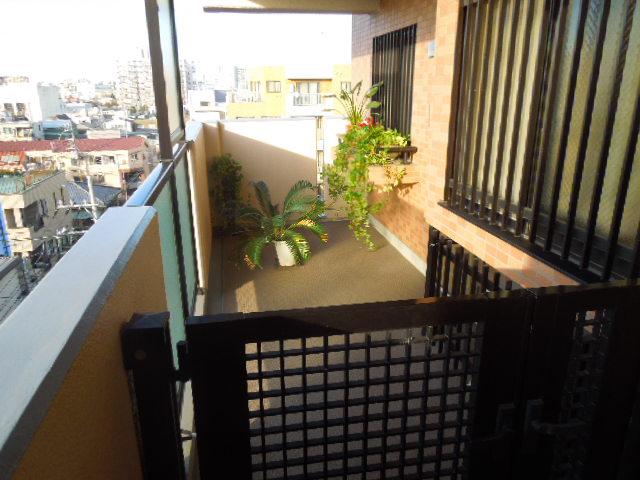 Entrance. Local (12 May 2013) Shooting With alcove