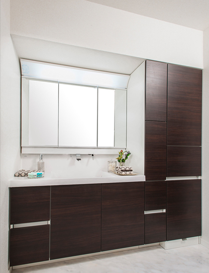 Bathing-wash room.  [bathroom] To cherish the cleanliness, Practicality also design was also prepared a wash room that are both. Features include: linen cabinet, counter ・ bowl, Three-sided mirror ・ Kagamiura storage, Vanity storage, Built-in faucet, Temanashi drainage port, Hair catcher, etc.