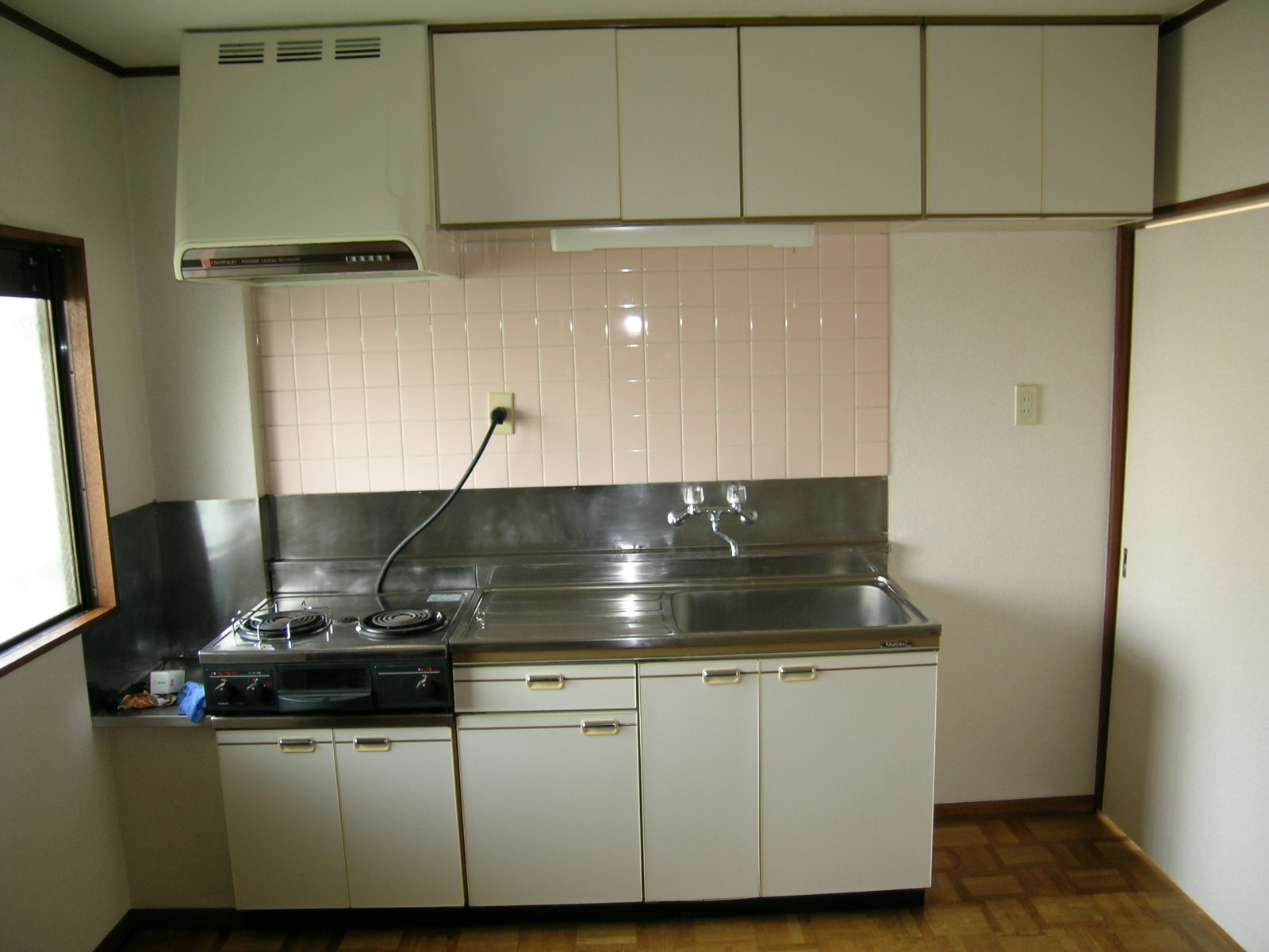 Kitchen. Two-burner stove Installed