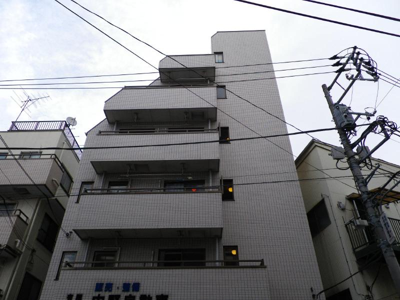 Entrance. Building appearance