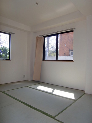 Living and room.  [Japanese-style room]  Sunny
