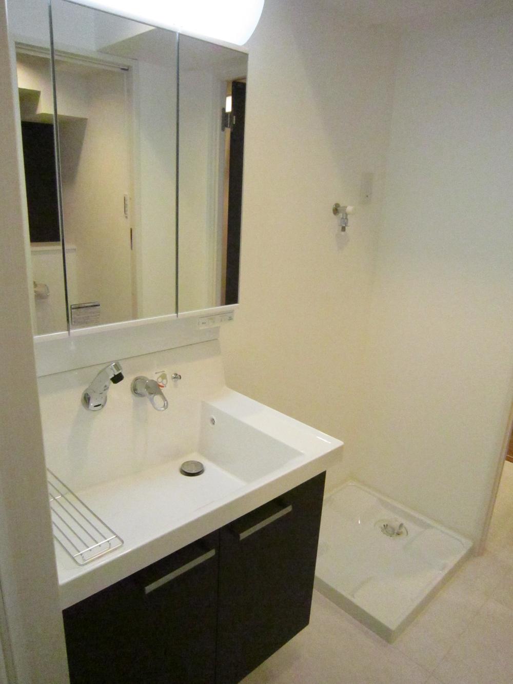 Wash basin, toilet. Washroom of rear storage with three-sided mirror [Interior enforcement example]