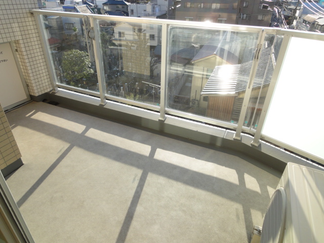 Balcony. Balcony with depth. Since the Bunkyo-ku, is a Teramachi, Grave looks. 