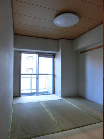 Living and room. Japanese-style room 6 Pledge (south-facing)