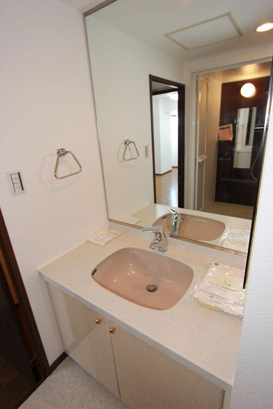 Wash basin, toilet. Independent wash basin mirror and easy-to-use large