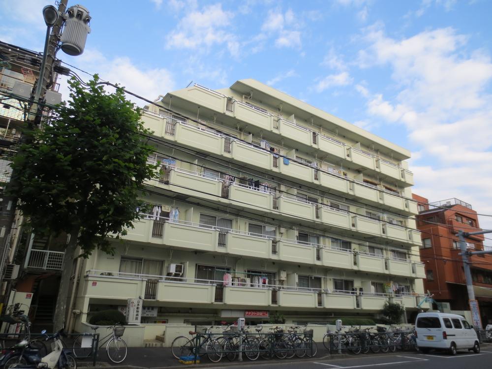 Local appearance photo. In October 2005 is a large-scale repair work carried out already (outer wall paint ・ Waterproofing work, etc.). Local (10 May 2013) Shooting