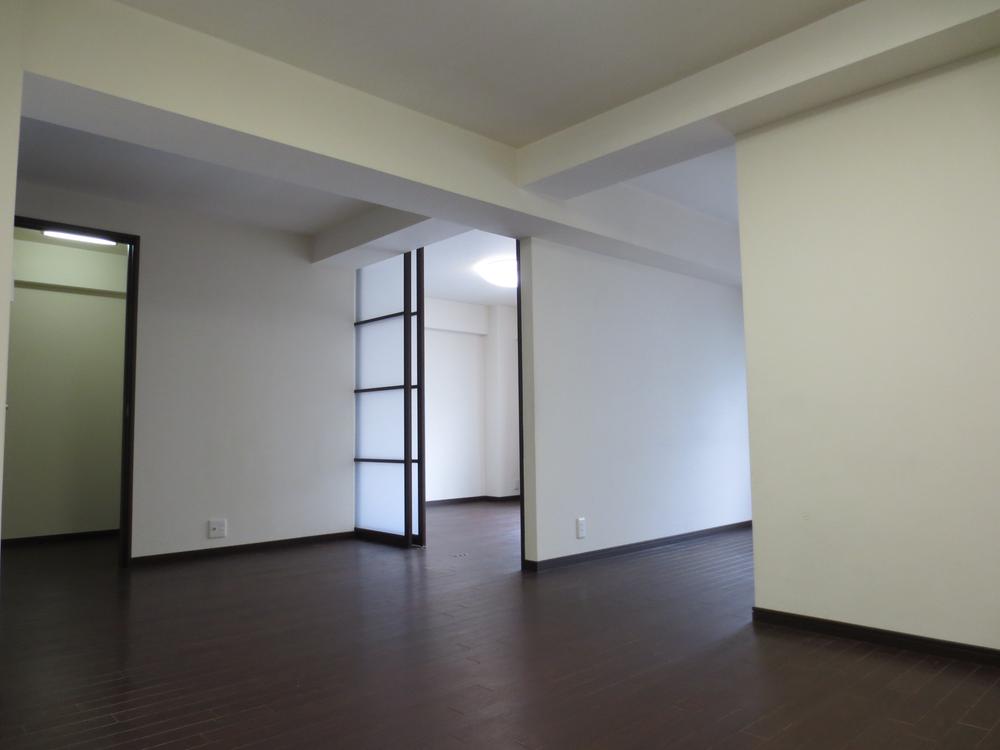 Living. Is living with a walk-in closet. (October 2013) Shooting