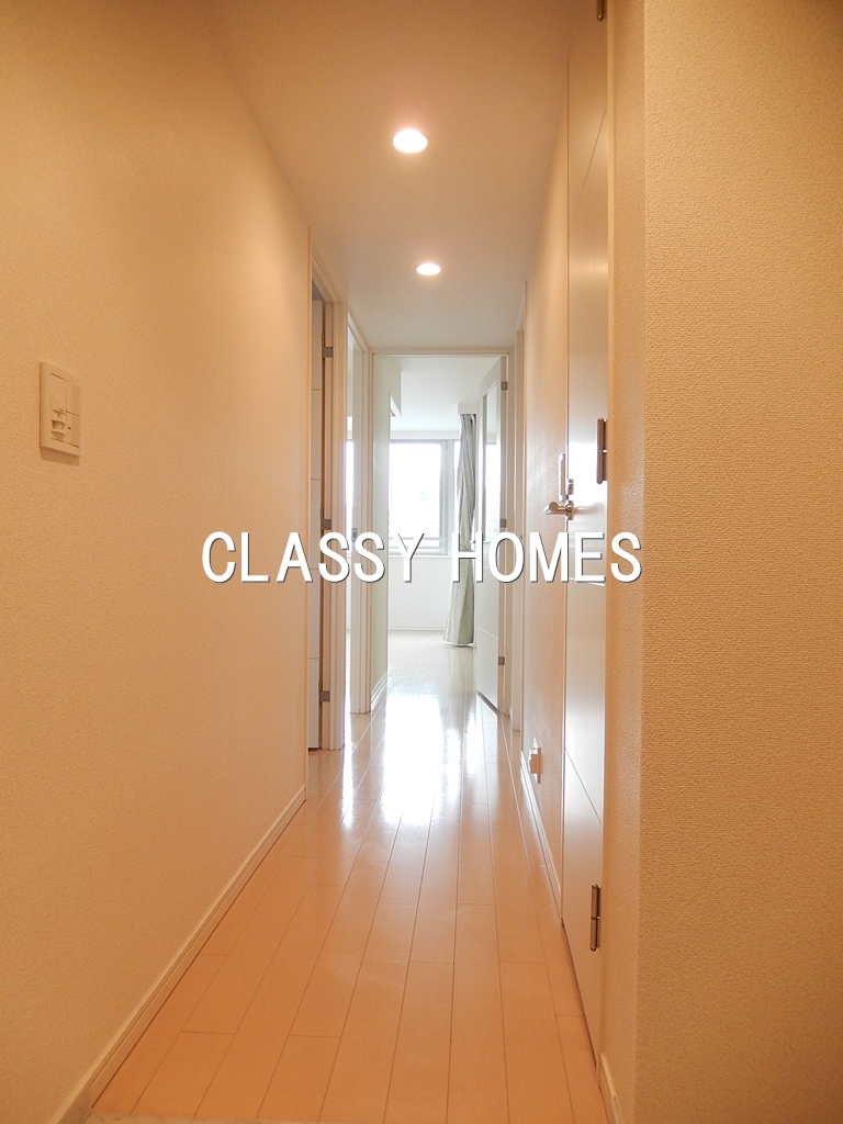 Other room space. 2004 Completed Qualia Korakuen: Hallway