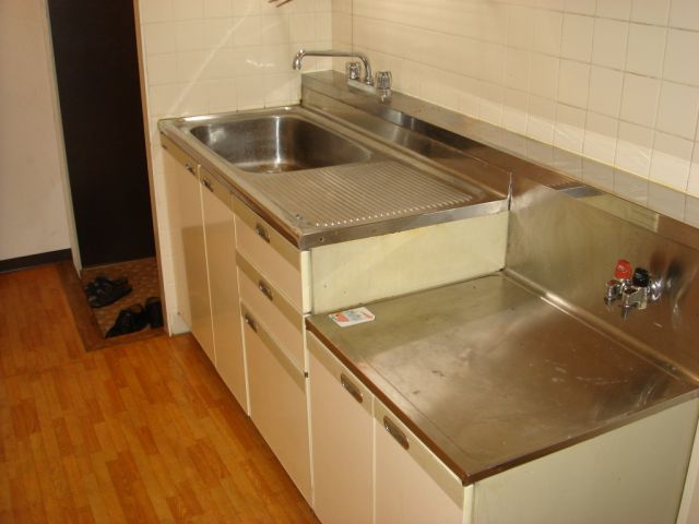 Kitchen. Washing machine in the room ・ Storage between 1