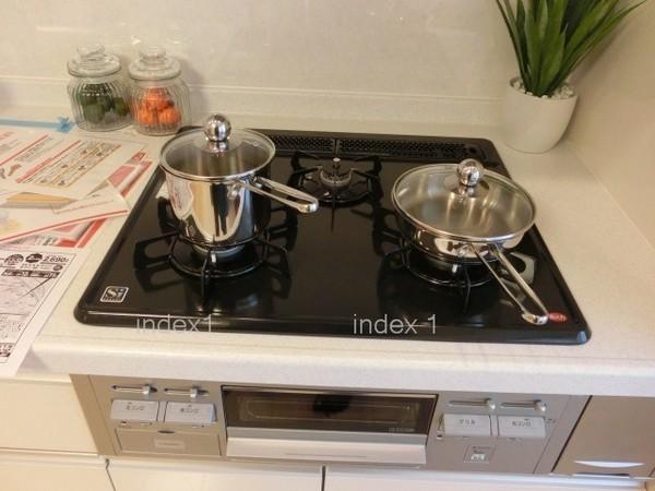 Kitchen. Dishes get on 3-burner stove!
