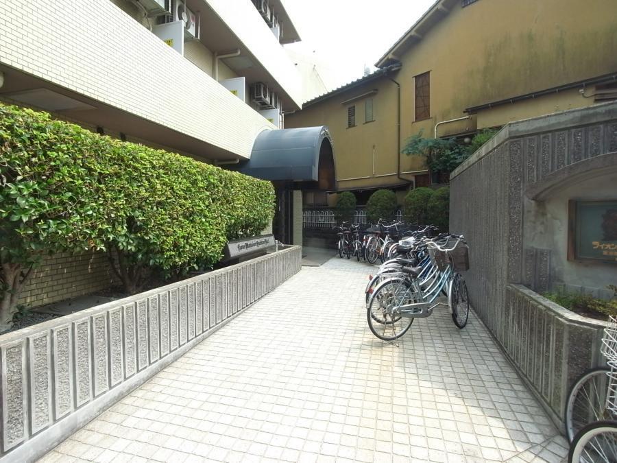 Entrance. Common areas