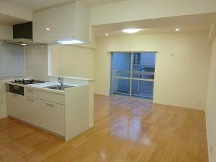 Living. ~ November 28, the interior has been completed ~  east ・ South ・ North of the three-direction room, All rooms are daylight.  It is with both sides Berukoni.  This is a new interior renovation properties.  Pet breeding consultation.  4 is a station 5 routes available convenient for transportation.