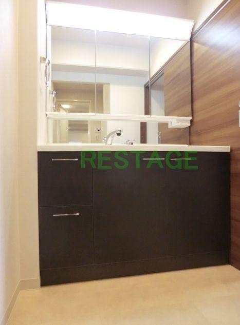 Wash basin, toilet. W2100 washbasin