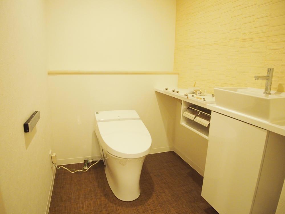 Toilet. Local (11 May 2013) Shooting