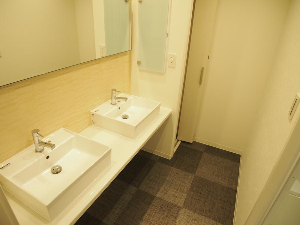 Wash basin, toilet. Indoor (11 May 2013) Shooting