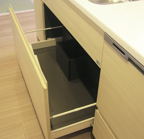 Kitchen.  [Slide storage] Use the blum manufactured by meter box rail to the slide rail. further, An unpleasant sound when closing the drawer for the "Bull motion" adopted shut out. (Sink cabinet)