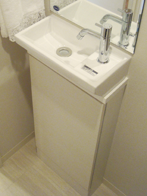 Toilet.  [Toilet wash-basin] Adopt a wash-basin there is a bottom to the storage cabinet (piping space combined use). Cleaning supplies, etc., You can storage of small items.